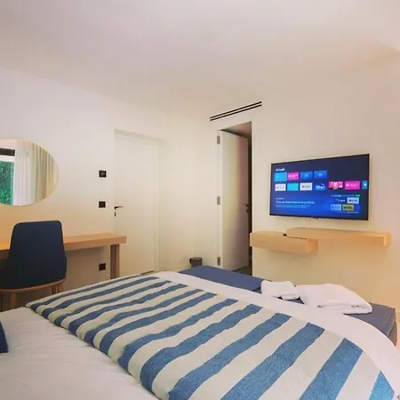 Régina Villa *
